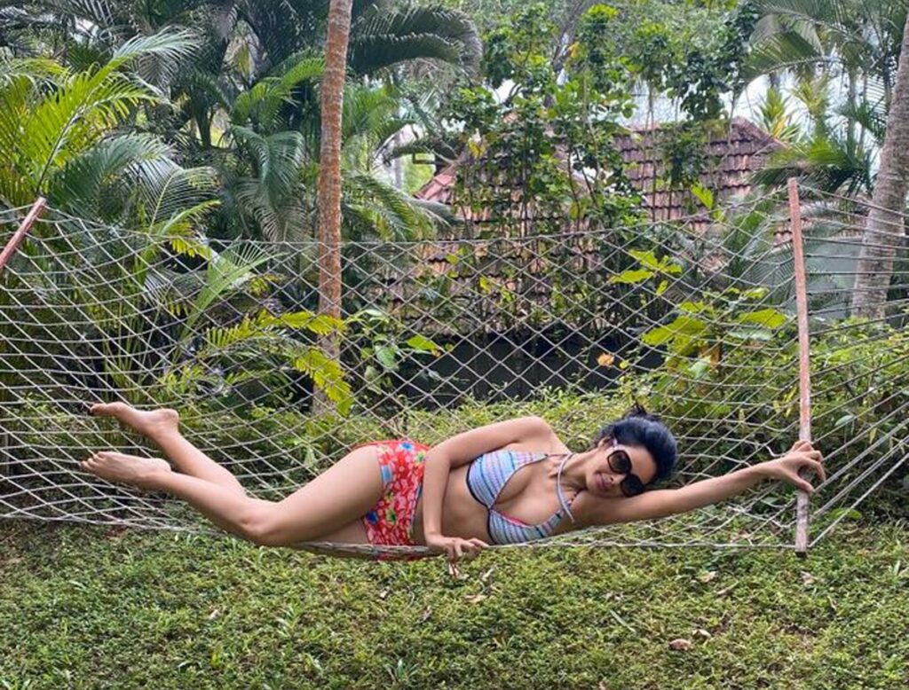 Mallika Sherawat बिकिनी में फोटोज शेयर कर फिर चर्चा में